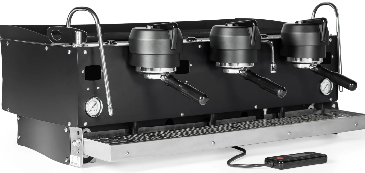 Synesso S300 - 3 Group - Black 3 Synesso S300 - 3 Group - Black